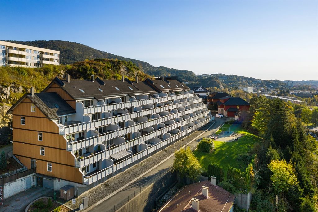 Velkommen til en stor 4-roms toppleilighet over 2 plan med solrik terrasse, sentralt i Fyllingsdalen.