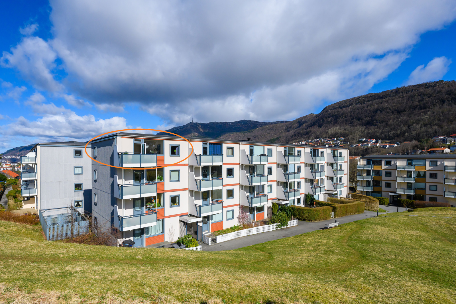 Velkommen til denne flotte 3-roms leiligheten i populære Slettebakken Borettslag.