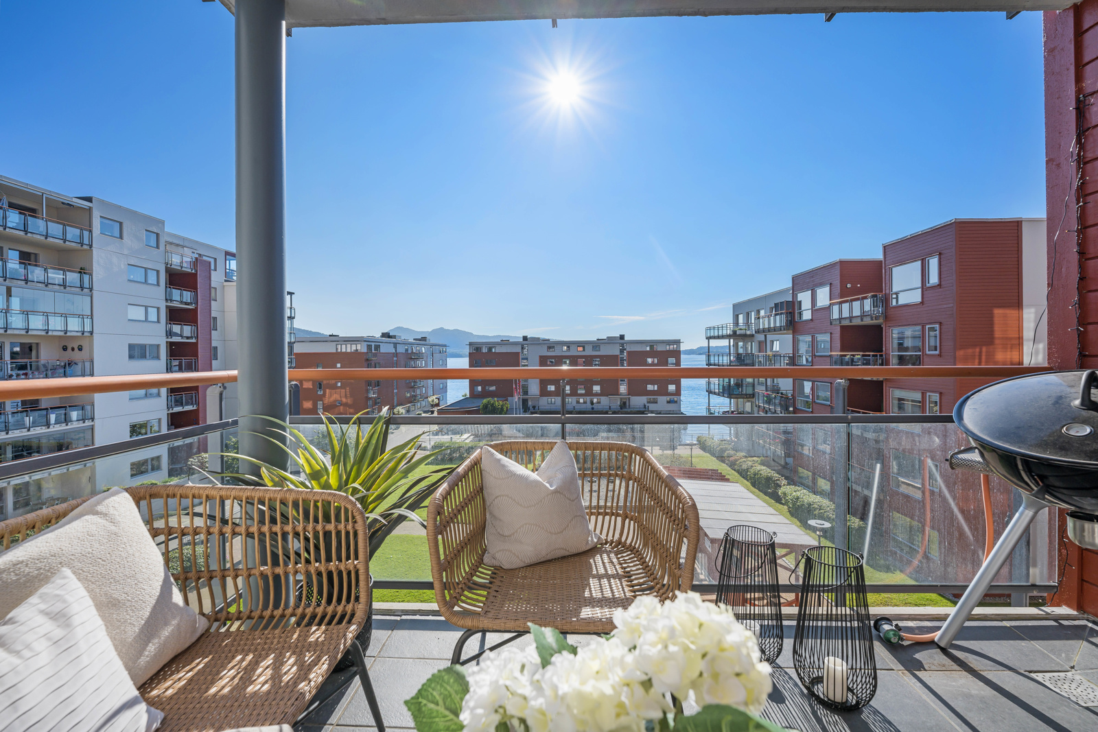 Velkommen til Sandviken Brygge - En nydelig og attraktiv 2-roms eierleilighet med herlig, vestvendt terrasse og flott utsikt! 