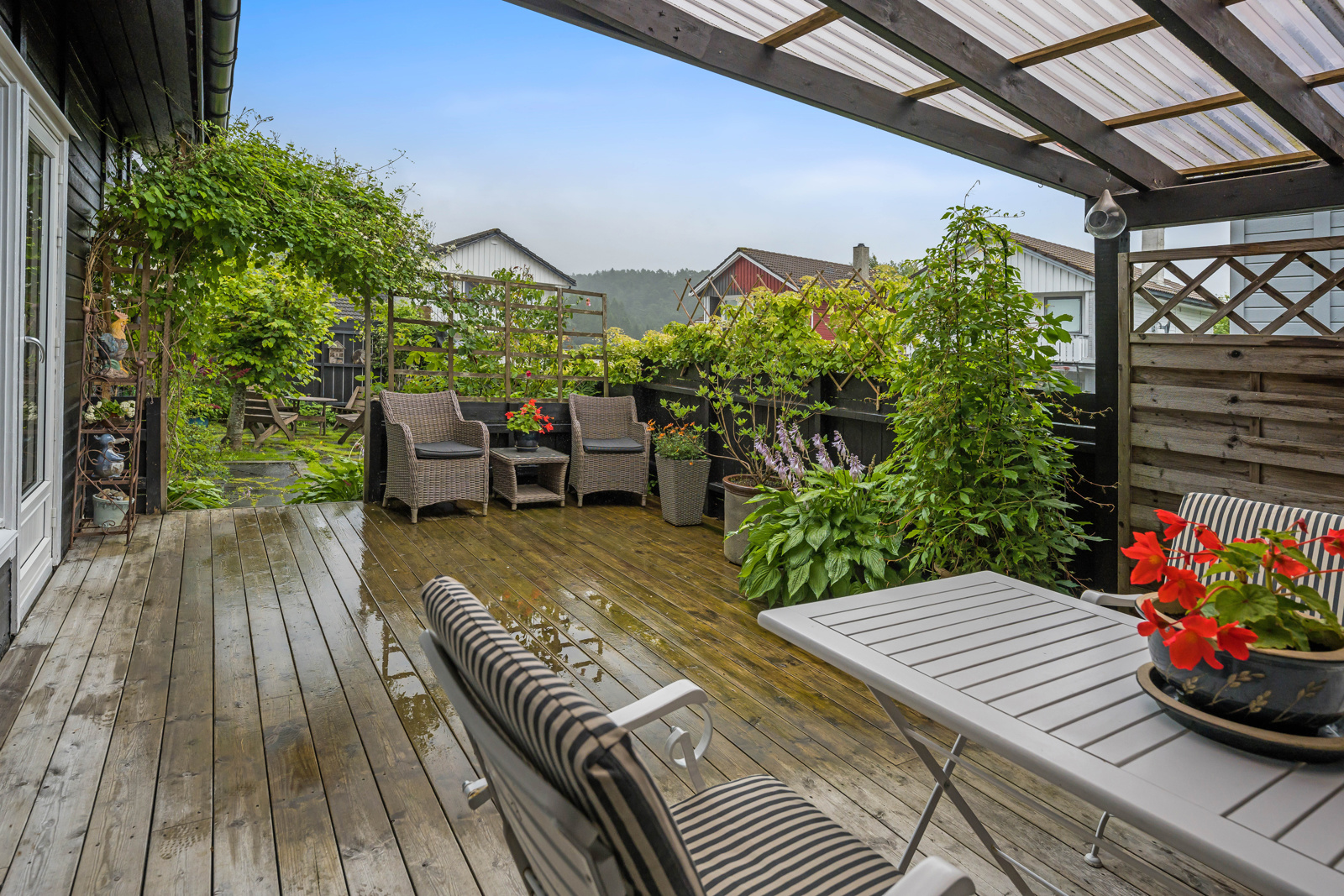 Velkommen til en nydelig 3-roms eierleilighet med frodig hage, overbygget terrasse og garasje i vakre Lysefjorden. 