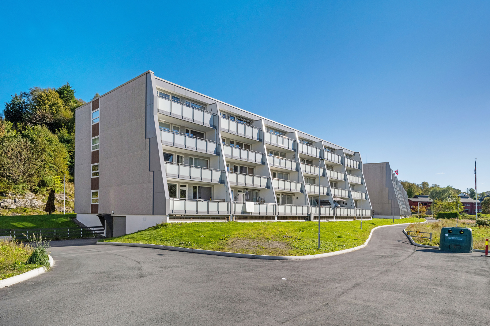 Velkommen til en nydelig 4-roms leilighet med solrik beliggenhet i flotte og rolige omgivelser på Nyborg. 