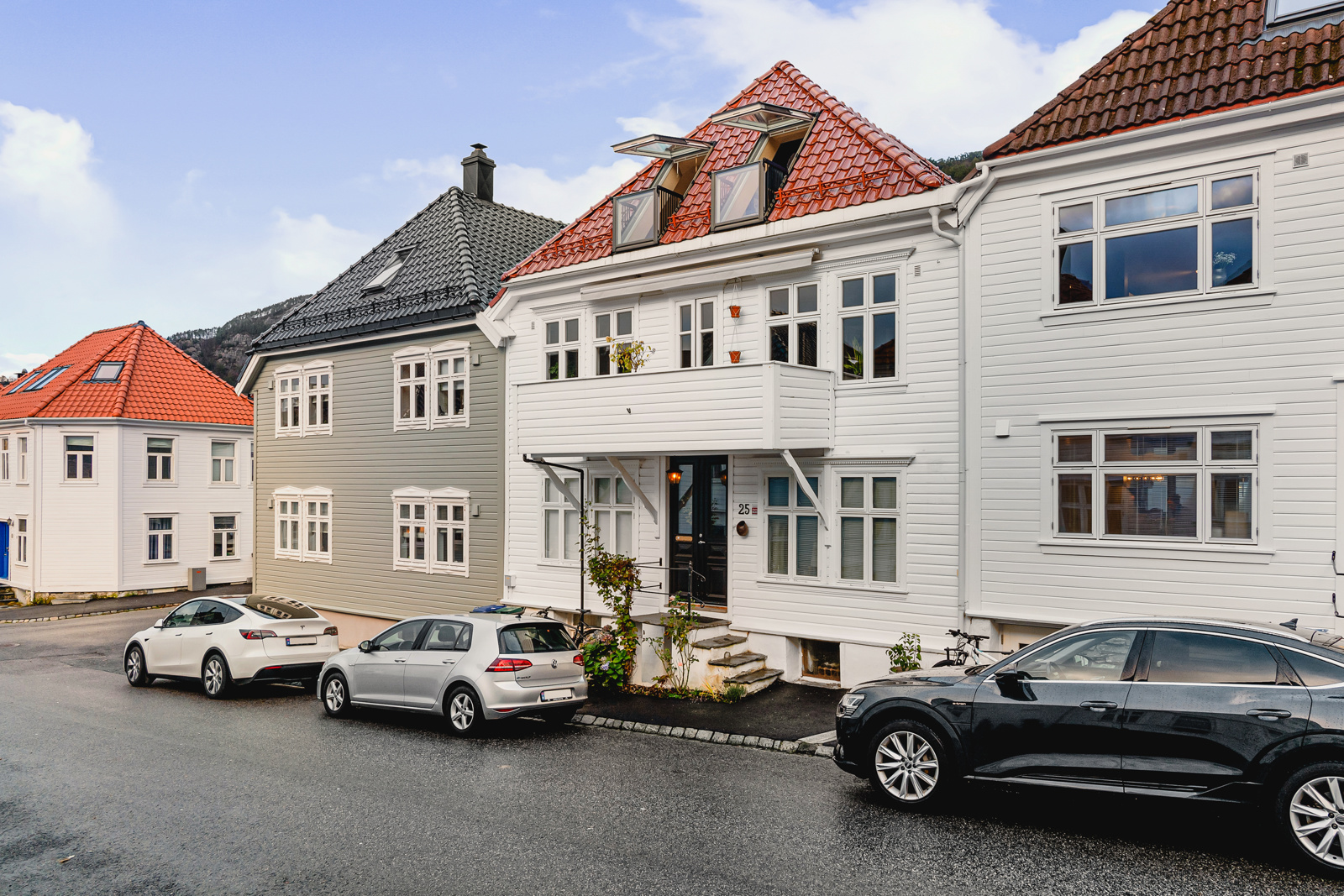 Velkommen til Edvardsens gate 25, et nydelig Bergenshus beliggende i populære omgivelser i Sandviken. 