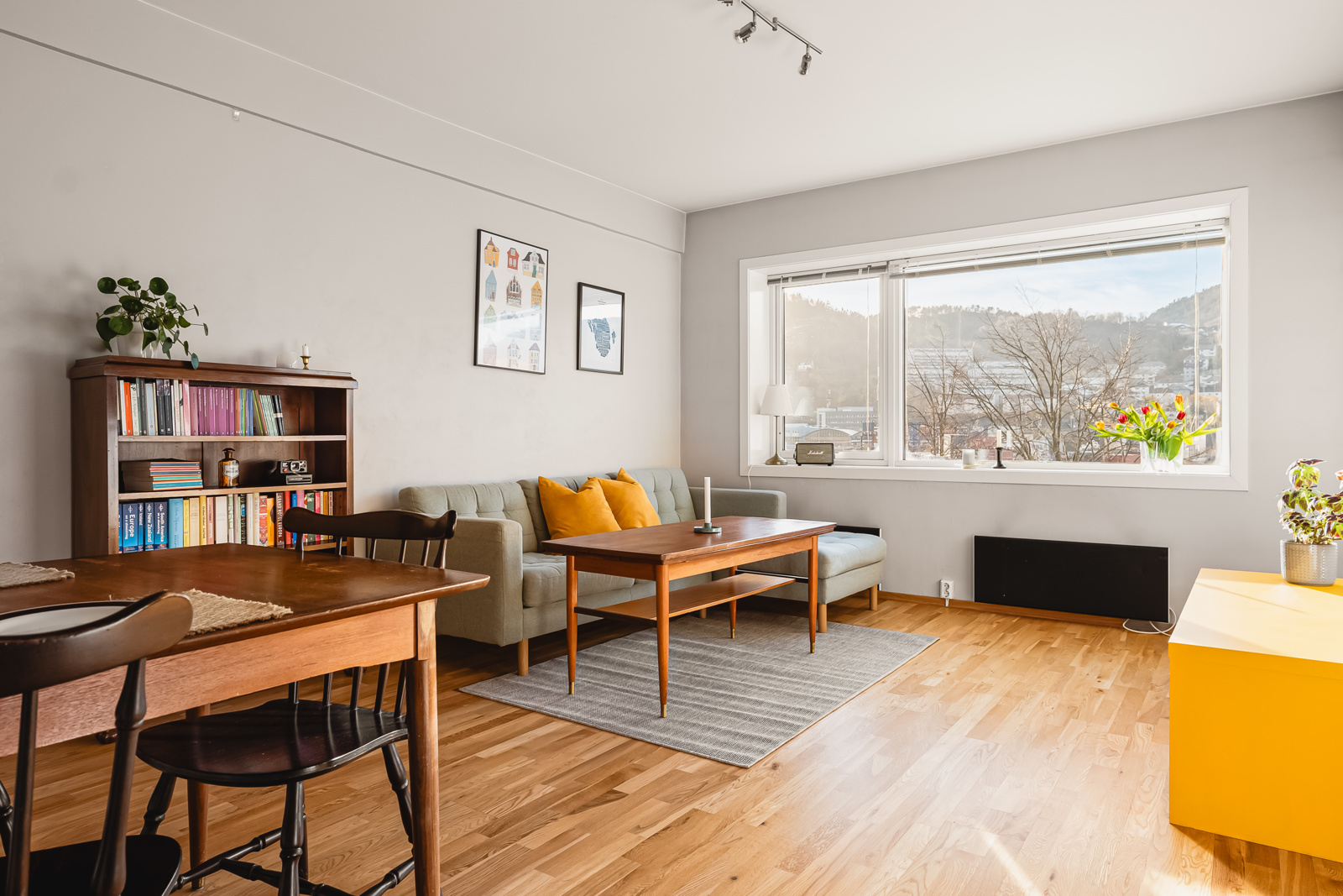 Velkommen til en nydelig 3-roms leilighet med solrik balkong og flott utsikt, sentralt på Dokken, Bergen sentrum. 