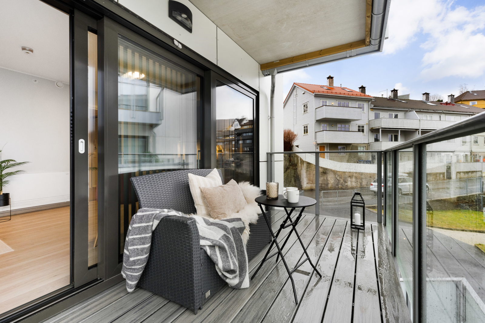 Velkommen til Svaneviksveien 59 - en nydelig leilighet med lekkert bad og kjøkken, balkong og nærhet til "alt" ! 