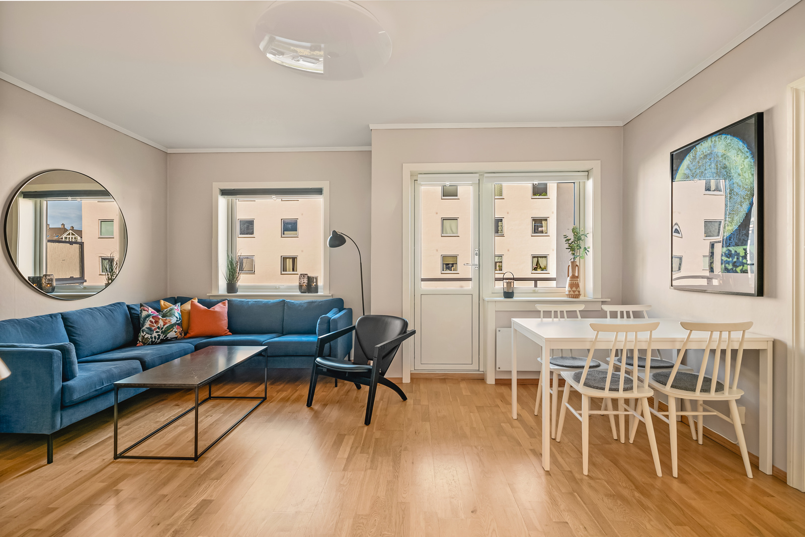 Velkommen til en nydelig 3-roms leilighet med solrik terrasse, sentralt på Kronstad. 