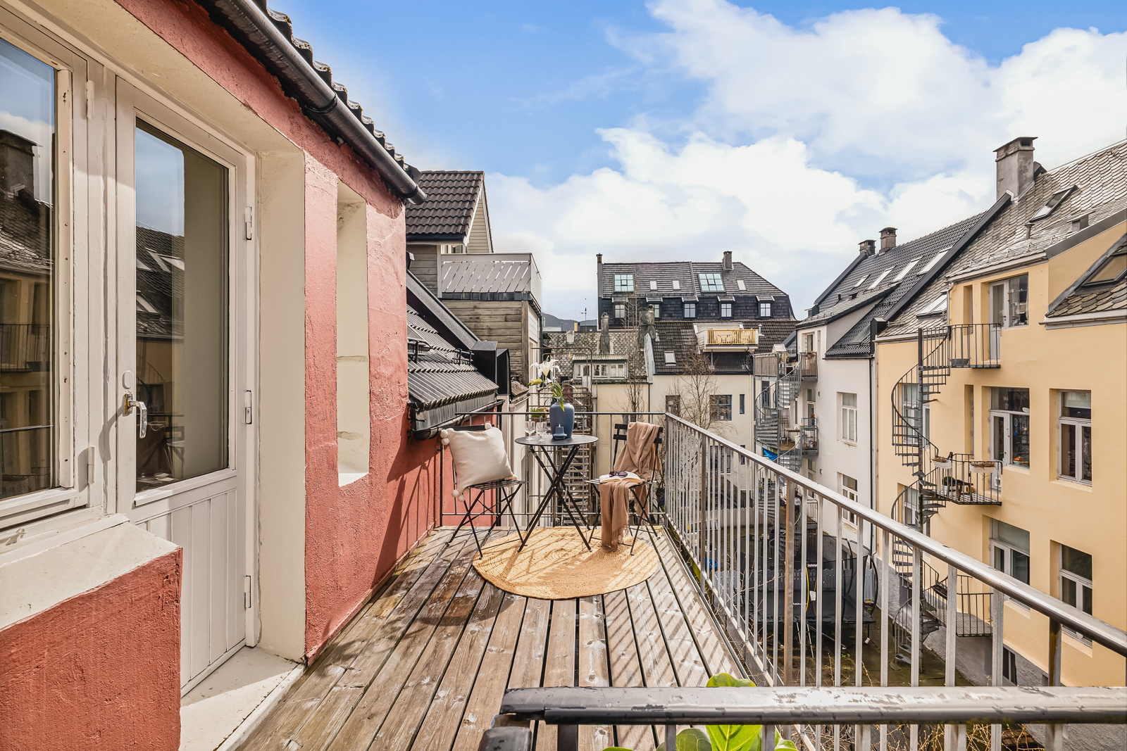 Velkommen til en lekker, nyoppusset 2-roms leilighet med solrik terrasse i kanskje den mest levende bydelen i Bergen. 