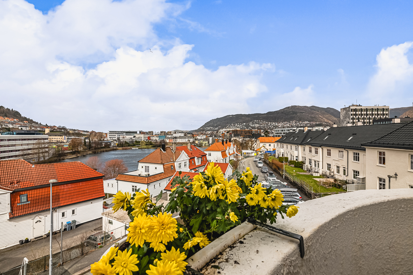 Lyst å bo i Bergens svar på "Ullevål Hageby"? Velkommen til  en unik toppleilighet i meget attraktiv boligområde på Kronstad. 