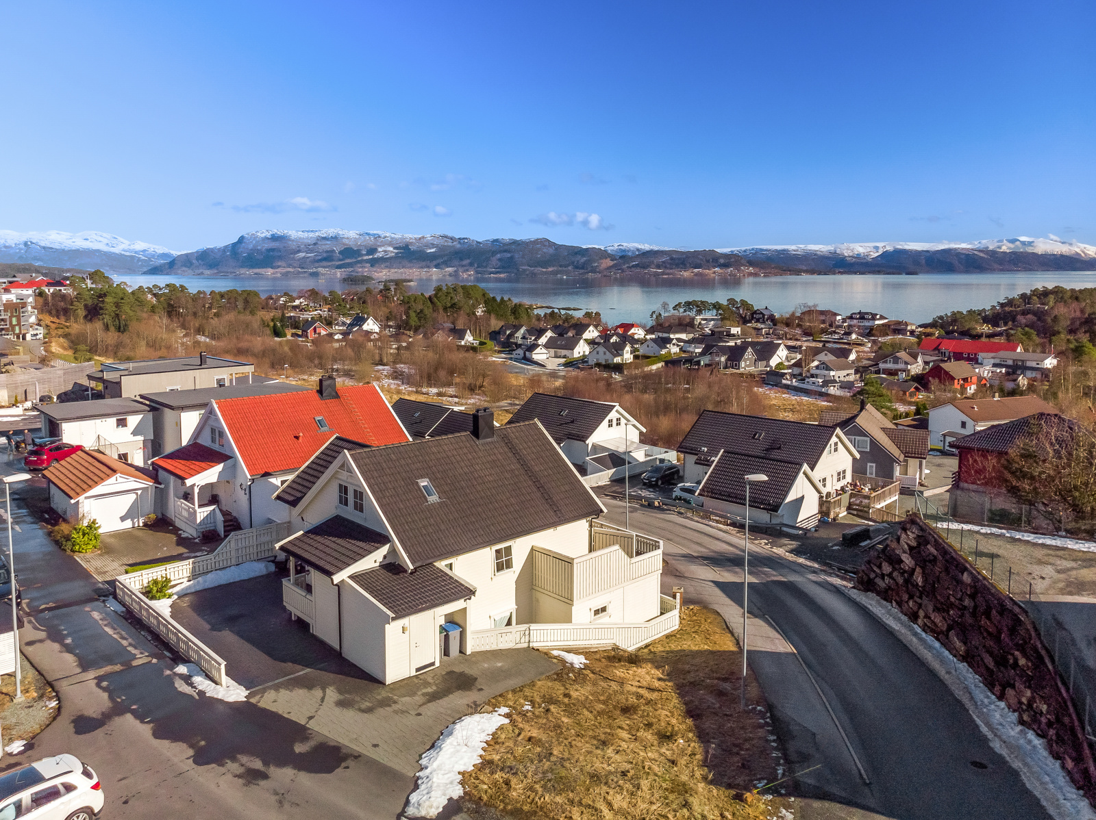 Velkommen til Lekvenmarka 18B, en innholdsrik bolig med flott utsikt