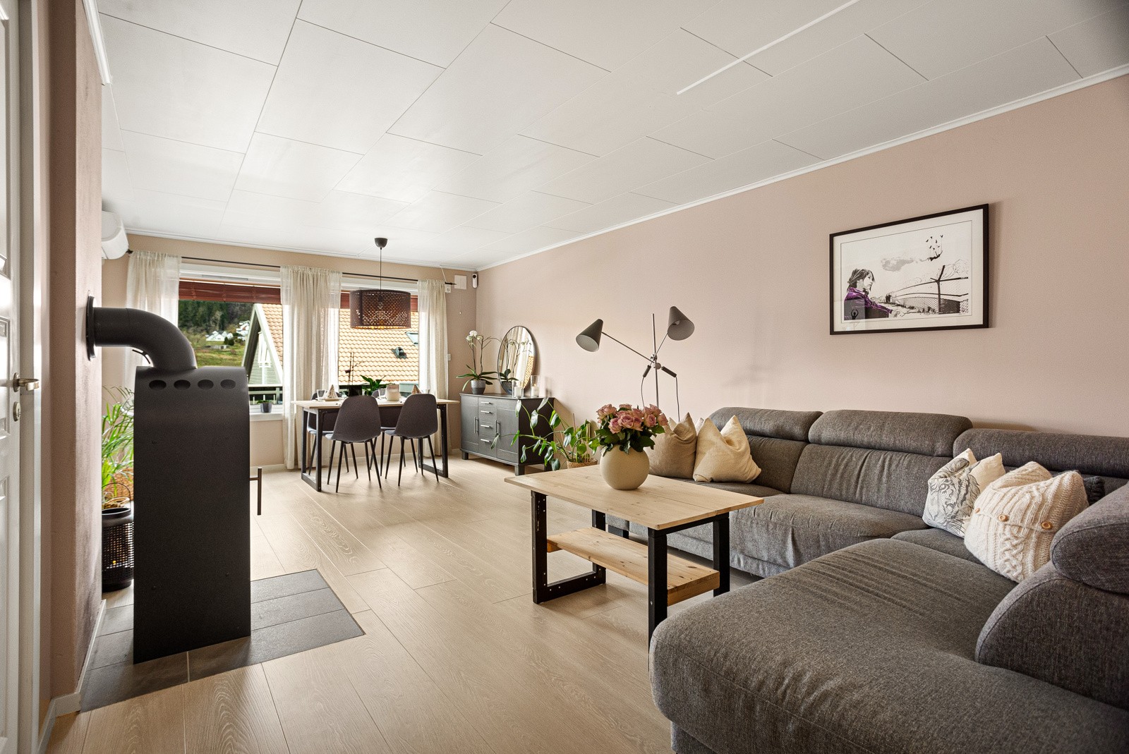 Velkommen til Hesthaugen 50a, en innholdsrik og flott leiligheten med gjennomført valg av gulv, fargene på veggene og moderne innredning på badet.